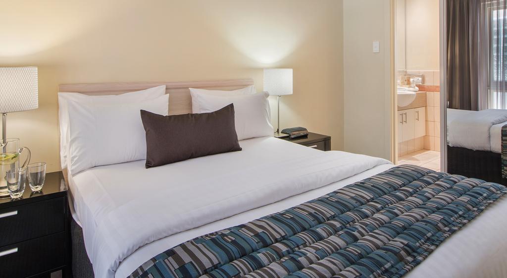 The Peninsula Riverside Serviced Apartments Perth Bilik gambar